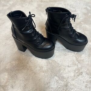 Ultra heeled boots